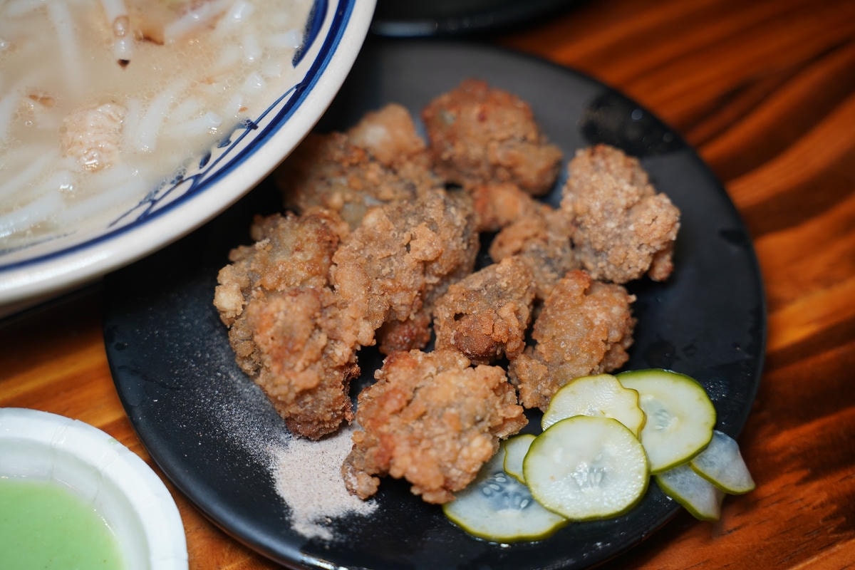 【老伙計黑金滷肉飯鹹粥米粉湯】林口三井OUTLET平價小吃推薦 大鍋煮傳統小吃濃郁湯頭