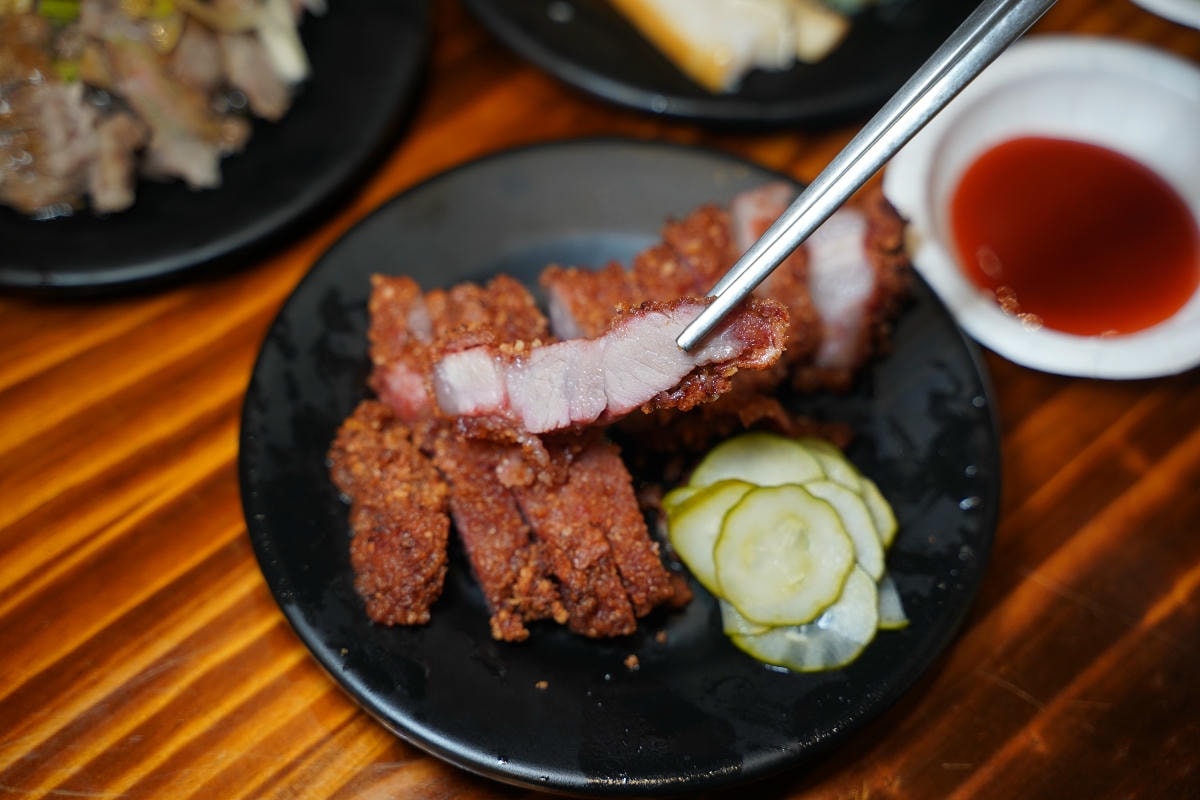 【老伙計黑金滷肉飯鹹粥米粉湯】林口三井OUTLET平價小吃推薦 大鍋煮傳統小吃濃郁湯頭