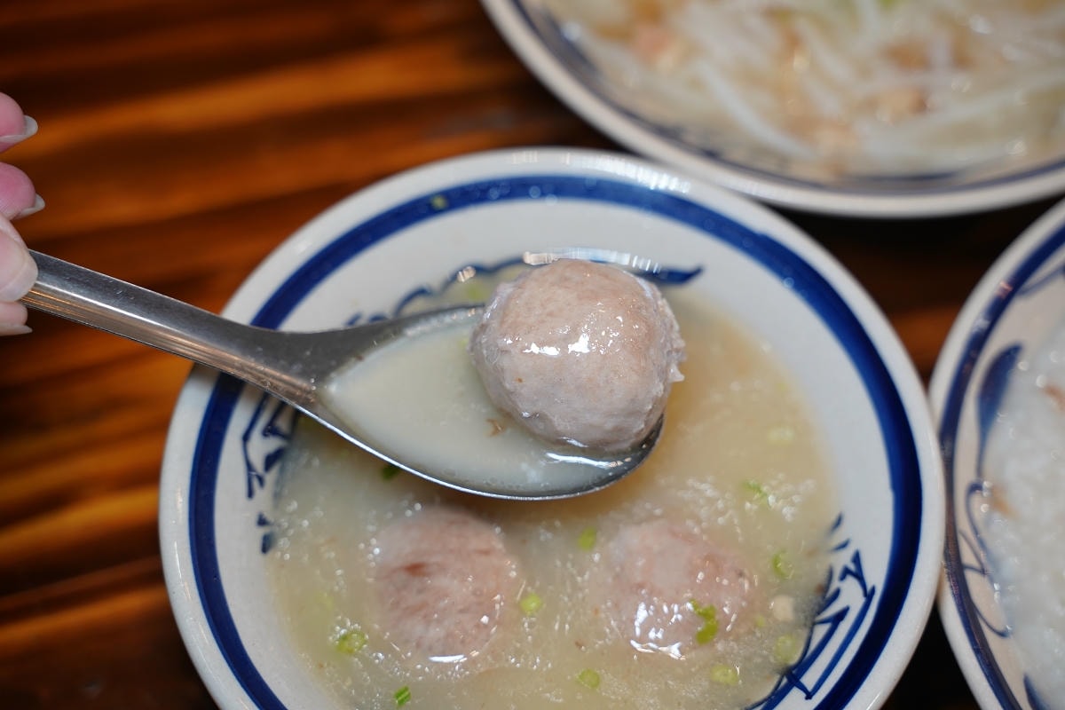 【老伙計黑金滷肉飯鹹粥米粉湯】林口三井OUTLET平價小吃推薦 大鍋煮傳統小吃濃郁湯頭