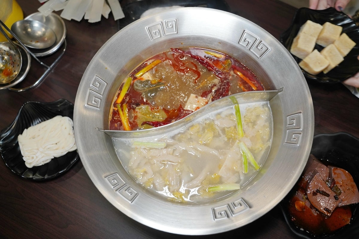 【紅紅麻辣火鍋店】中壢麻辣鴛鴦火鍋推薦 傳統四川麻辣火鍋改造台灣口味 傳統中式風格用餐環境
