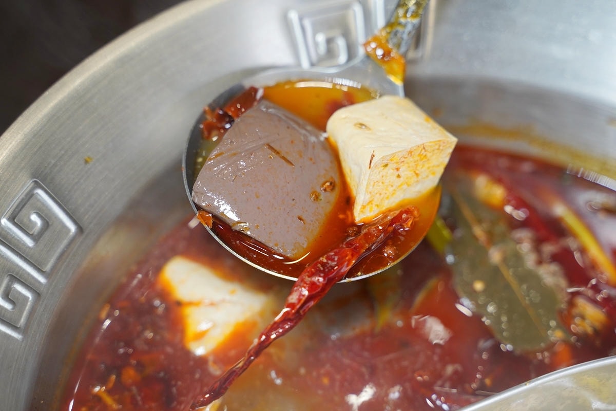 【紅紅麻辣火鍋店】中壢麻辣鴛鴦火鍋推薦 傳統四川麻辣火鍋改造台灣口味 傳統中式風格用餐環境
