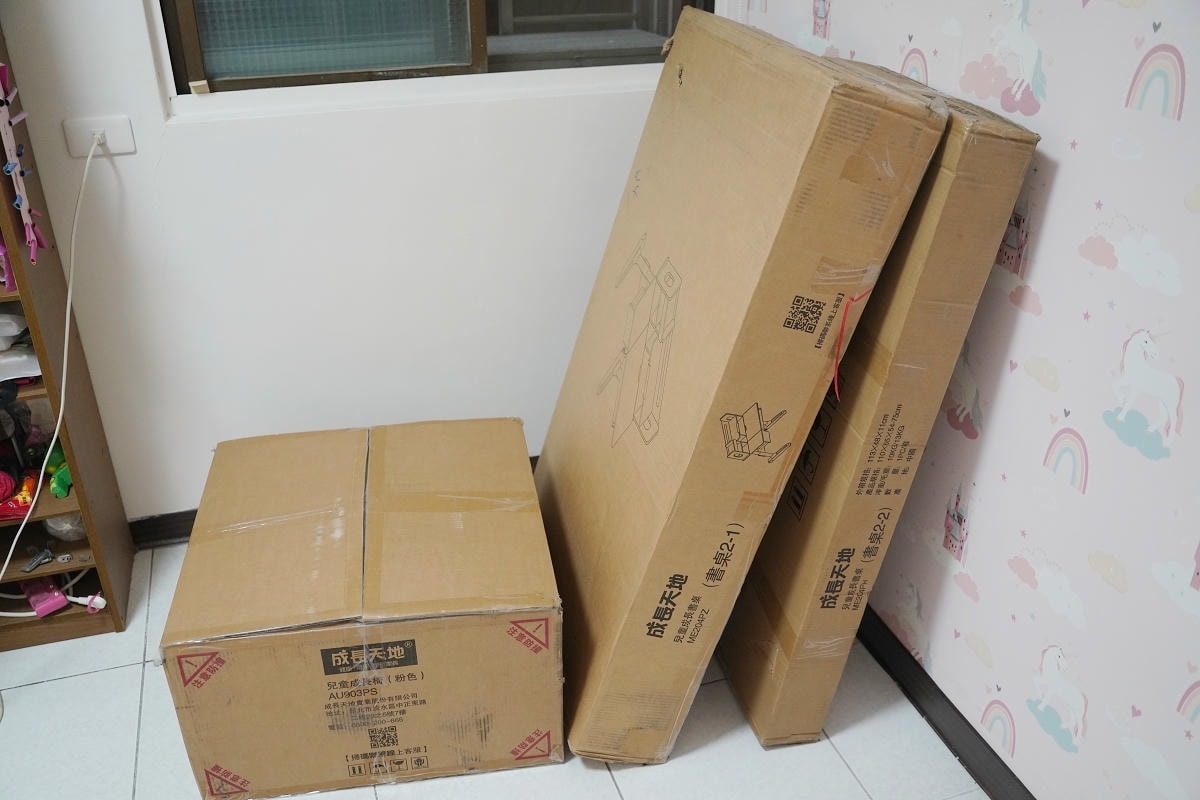 【兒童成長桌椅開箱心得】成長天地生活館可升降兒童成長桌全實木桌面 兒童專屬成長椅舒適不悶熱