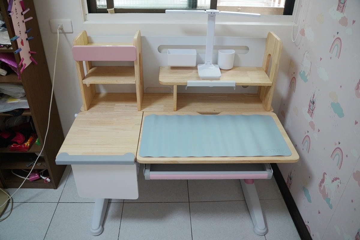 【兒童成長桌椅開箱心得】成長天地生活館可升降兒童成長桌全實木桌面 兒童專屬成長椅舒適不悶熱