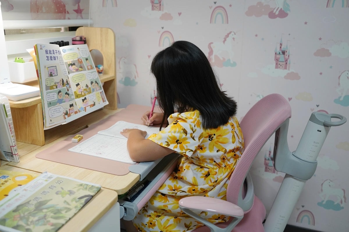 【兒童成長桌椅開箱心得】成長天地生活館可升降兒童成長桌全實木桌面 兒童專屬成長椅舒適不悶熱