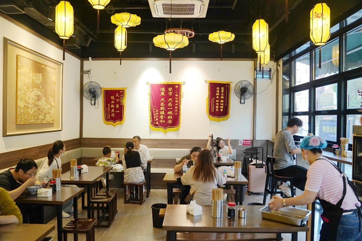 【小潘記鴨血粉絲湯】南京超人氣排隊小吃 江蘇省米其林指南美食推薦 慢火細熬老鴨湯醇鮮味美