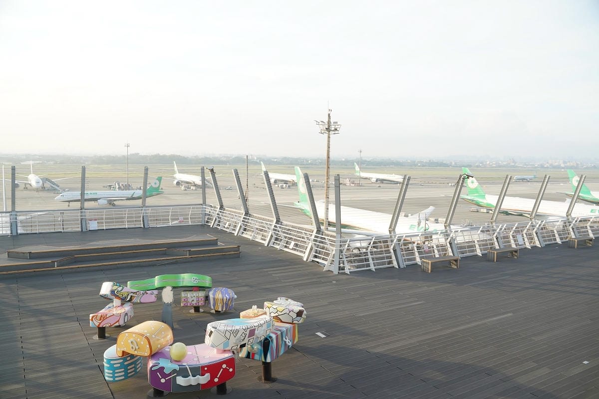 【桃園國際機場飛日本北海道新千歲機場】中華航空CI130 二航南翼臺灣玩藝大街飛機觀景平台 - 第7張圖 【桃園國際機場飛日本北海道新千歲機場】中華航空CI130 二航南翼臺灣玩藝大街飛機觀景平台