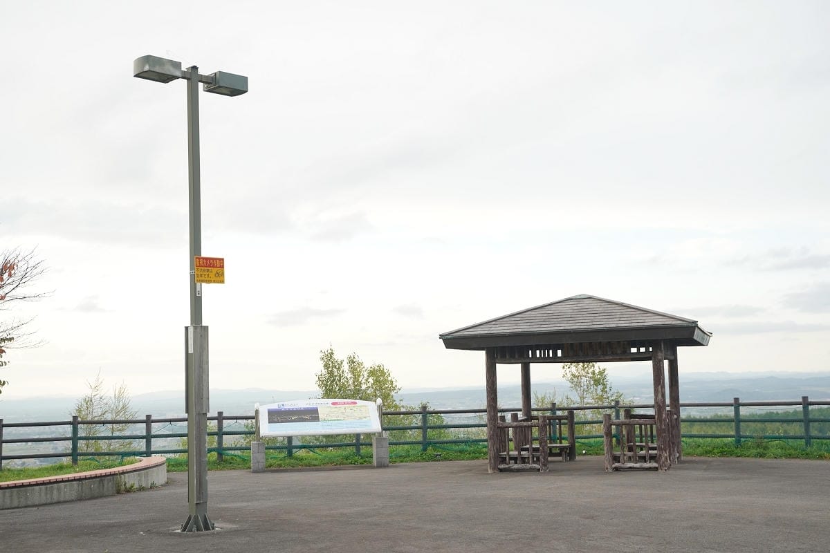 【戸外炉峠のネコバス】戶外炉峠駐車公園旁 北海道深川景點推薦 免費停車超可愛龍貓巴士免費拍