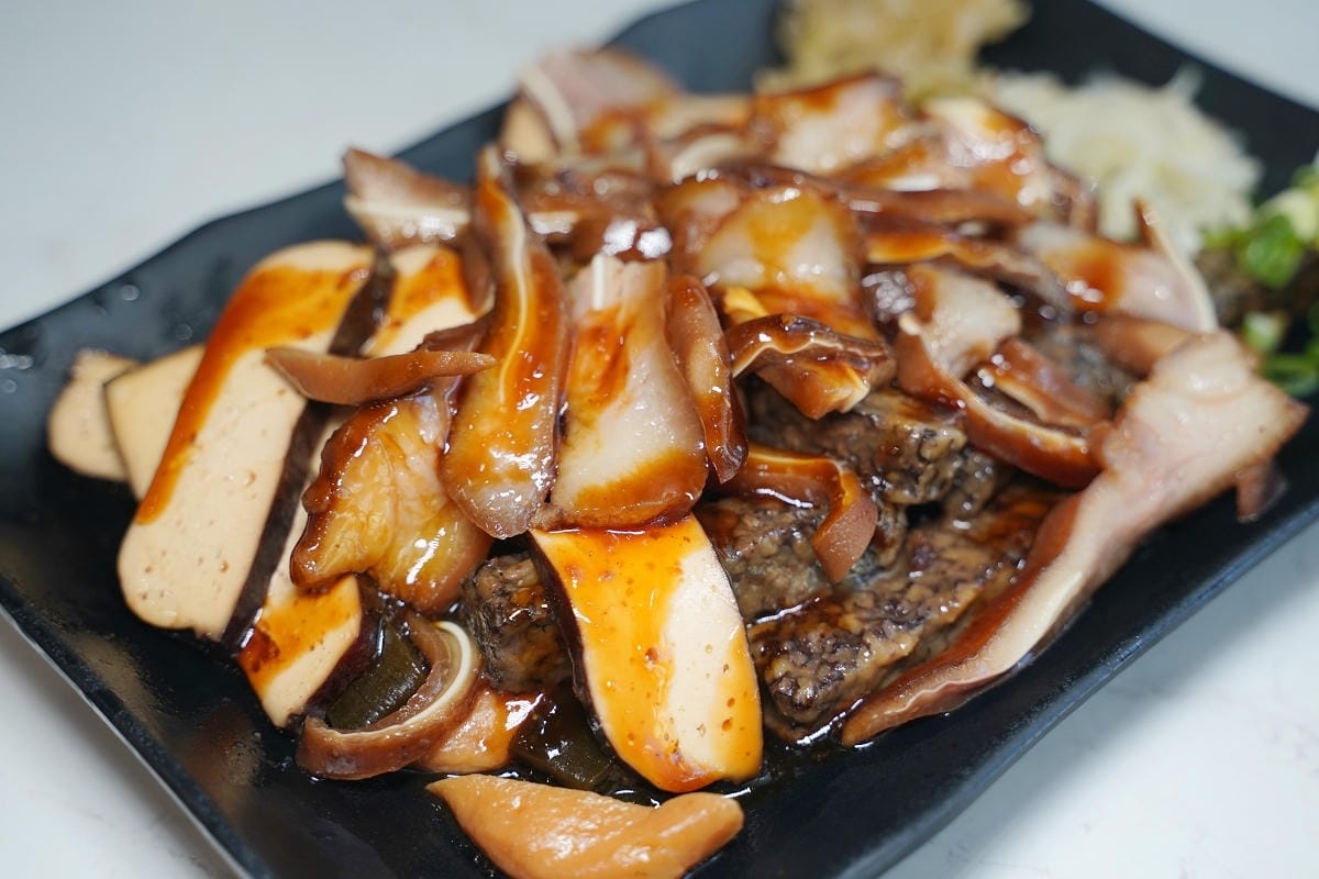 【一劉麵館】內壢麵店推薦 乾淨明亮用餐環境 令人驚艷小菜滷味 味道必點招牌一劉乾麵