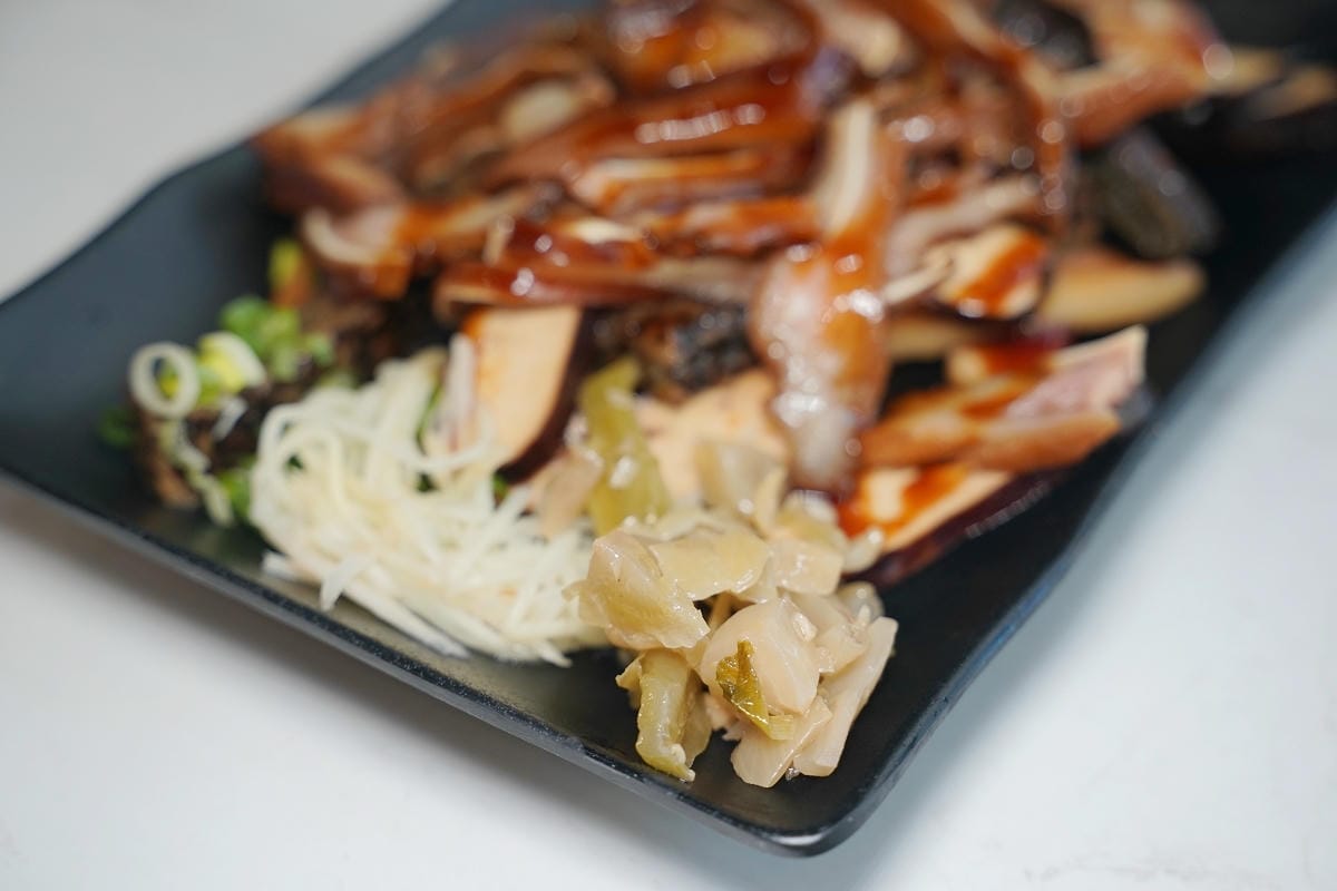 【一劉麵館】內壢麵店推薦 乾淨明亮用餐環境 令人驚艷小菜滷味 味道必點招牌一劉乾麵