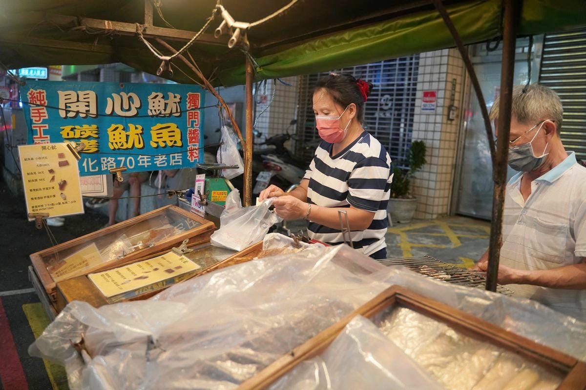 【嘉義文化夜市開心魷碳烤乾魷魚】嘉義文化路70年老店 真正木炭現點現烤 獨門醬汁越嚼越香 - 第1張圖 【嘉義文化夜市開心魷碳烤乾魷魚】嘉義文化路70年老店 真正木炭現點現烤 獨門醬汁越嚼越香
