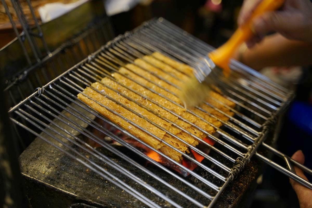 【嘉義文化夜市開心魷碳烤乾魷魚】嘉義文化路70年老店 真正木炭現點現烤 獨門醬汁越嚼越香 - 第4張圖 【嘉義文化夜市開心魷碳烤乾魷魚】嘉義文化路70年老店 真正木炭現點現烤 獨門醬汁越嚼越香