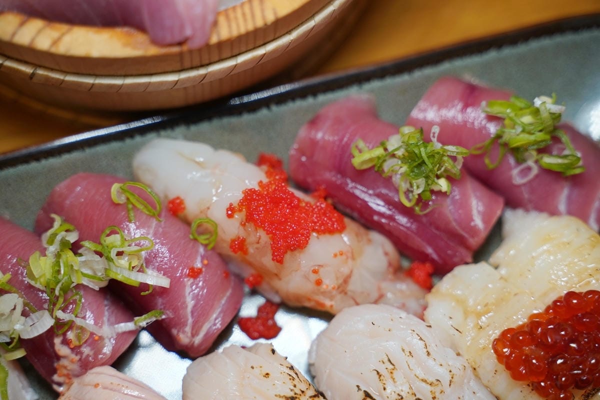 【魚金海鮮居食屋二訪】高CP值無菜單料理個人獨享套餐 超浮誇魚金海鮮木桶/豪華海鮮握壽司