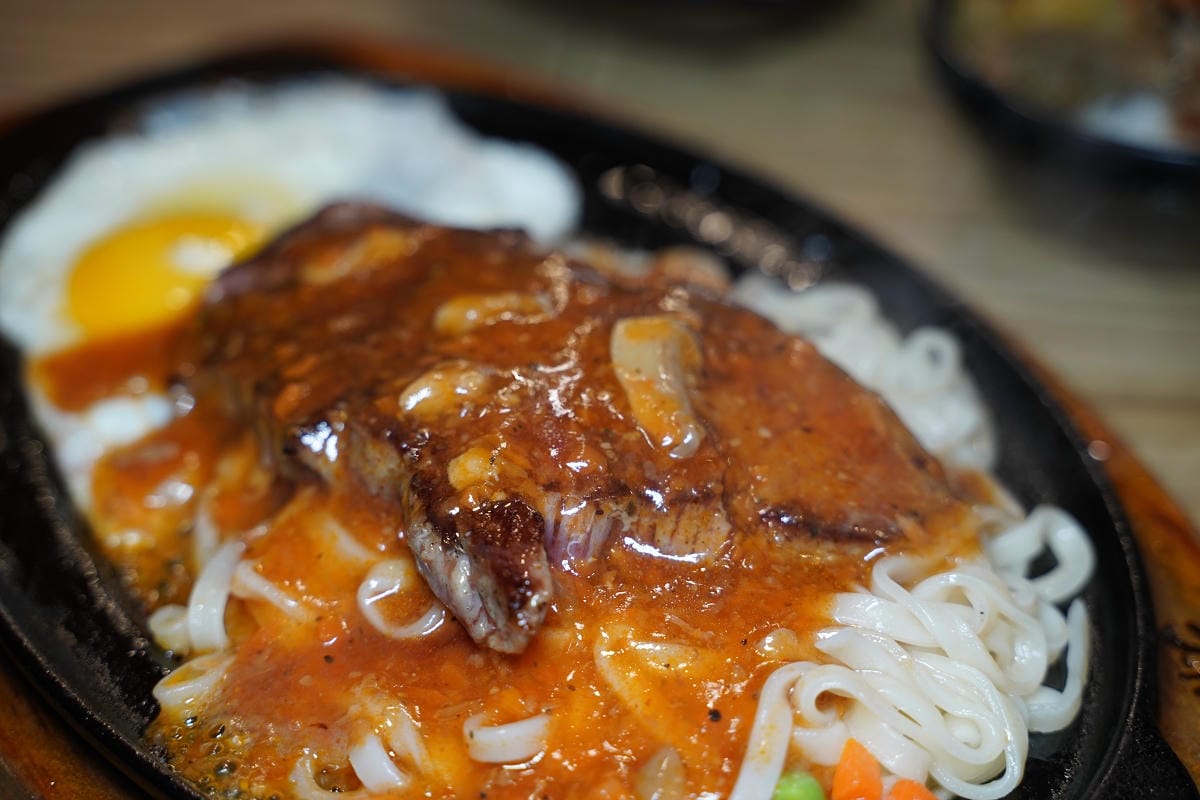 【孫東寶台式牛排教父桃園中山店】桃園市政府美食推薦 貴族30週年指定聯名餐送爽爽吃貨吊飾 - 第22張圖 【孫東寶台式牛排教父桃園中山店】桃園市政府美食推薦 貴族30週年指定聯名餐送爽爽吃貨吊飾