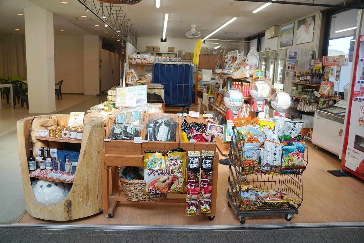 【道の駅自然体感しむかっぷ】北海道占冠村道路休息站 在地農特產一站式購足 可愛北海道伴手禮