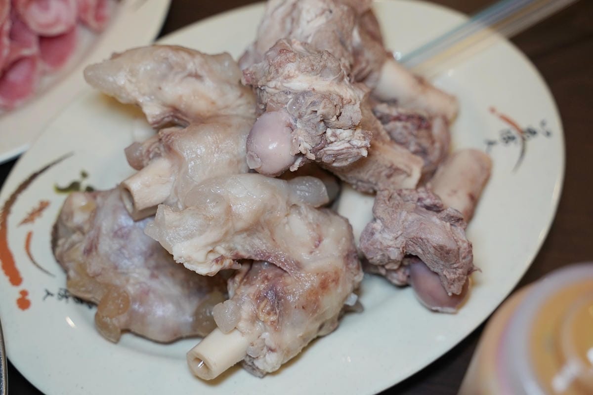 【熊霸羊肉爐】中壢羊肉爐推薦 真正炭火陶鍋香氣四溢火力足 內用套餐真材實料羊腳筋羊大骨必吃