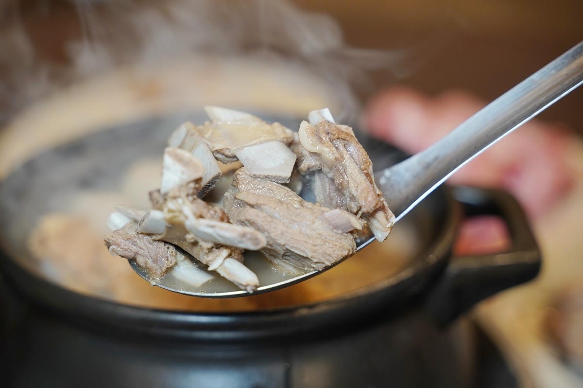 【熊霸羊肉爐】中壢羊肉爐推薦 真正炭火陶鍋香氣四溢火力足 內用套餐真材實料羊腳筋羊大骨必吃