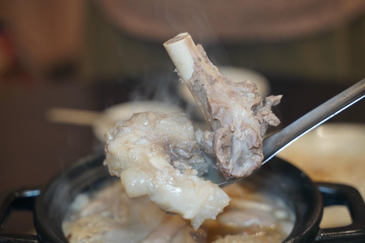 【熊霸羊肉爐】中壢羊肉爐推薦 真正炭火陶鍋香氣四溢火力足 內用套餐真材實料羊腳筋羊大骨必吃