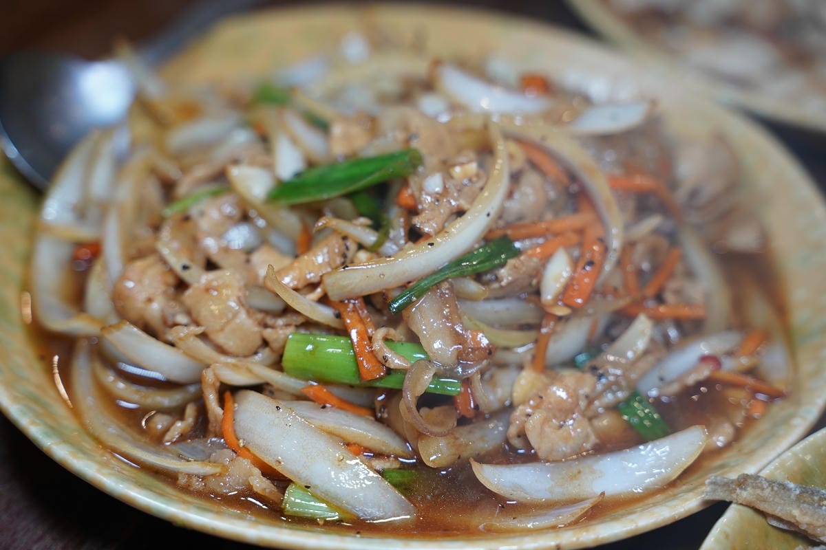 【南庄老金龍飯店】創立於民國五十二年 傳統客家菜/食福裁縫車四方桌 高CP值平安套餐份量足