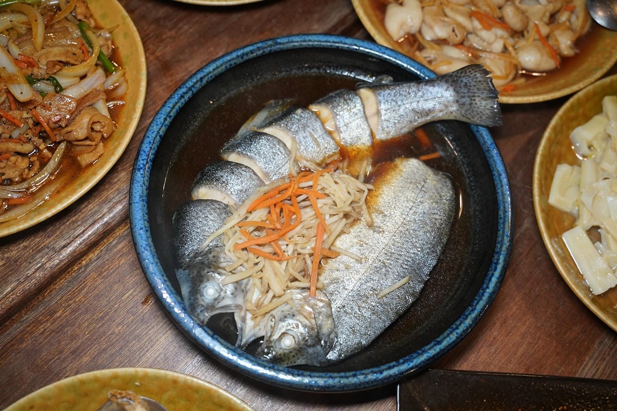 【南庄老金龍飯店】創立於民國五十二年 傳統客家菜/食福裁縫車四方桌 高CP值平安套餐份量足
