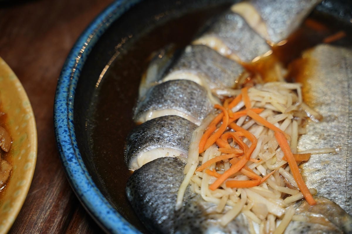 【南庄老金龍飯店】創立於民國五十二年 傳統客家菜/食福裁縫車四方桌 高CP值平安套餐份量足