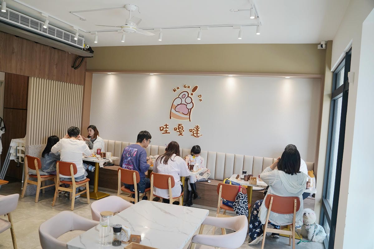 【哇嘎噠WAGADA咖啡早午餐】青埔網美早午餐 可愛貓掌挑高雙層用餐空間 免費專用停車場