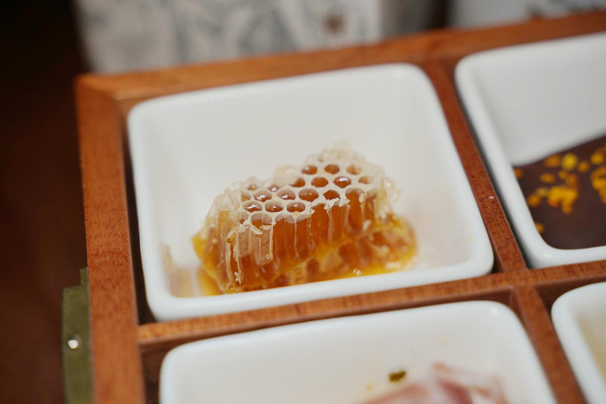 【滿誠蜂蜜純蜂蜜專賣店】1979來自雲林崙背養蜂園堅持自然養蜂培育法 蜂蜜甜點蜂蜜飲下午茶