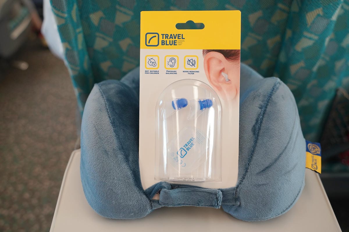 【Travel Blue 藍旅旅途有型禮盒】長途旅行坐飛機必備 記憶棉寧靜頸枕好入眠 親膚烤漆斜背包大容量防盜防潑水