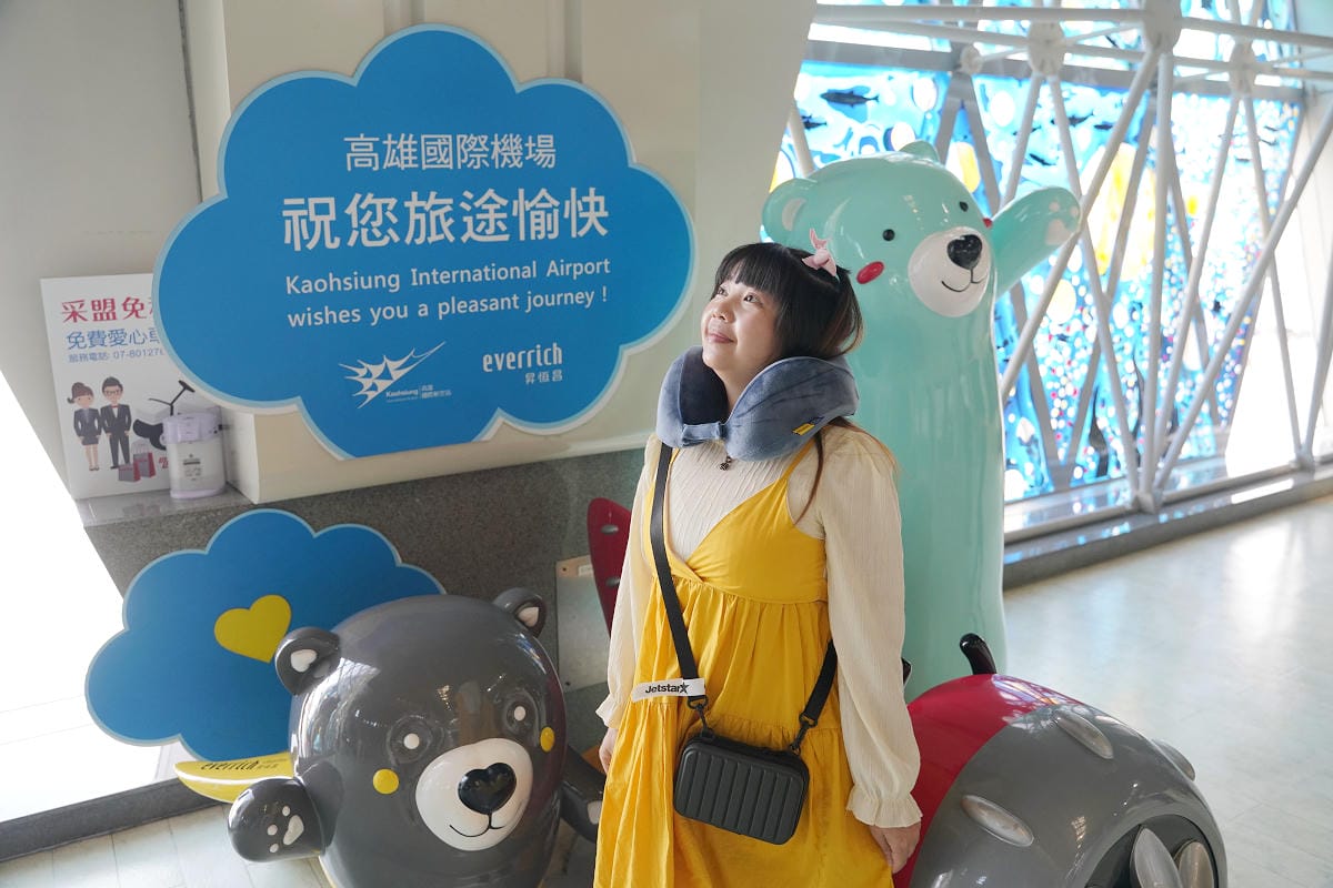 【Travel Blue 藍旅旅途有型禮盒】長途旅行坐飛機必備 記憶棉寧靜頸枕好入眠 親膚烤漆斜背包大容量防盜防潑水