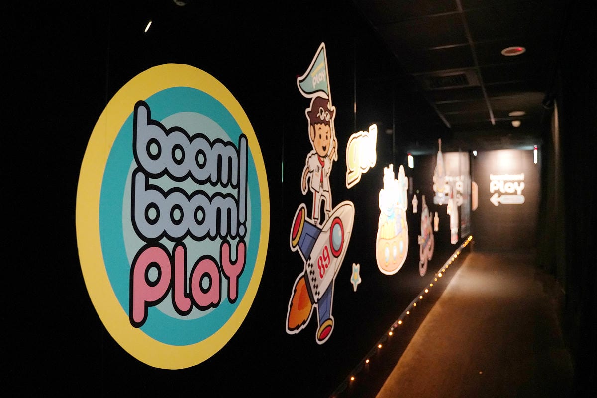 【桃園站前in89豪華影城】boomboom親子影廳 親子專屬沙發座椅 兒童遊戲區歡樂球池