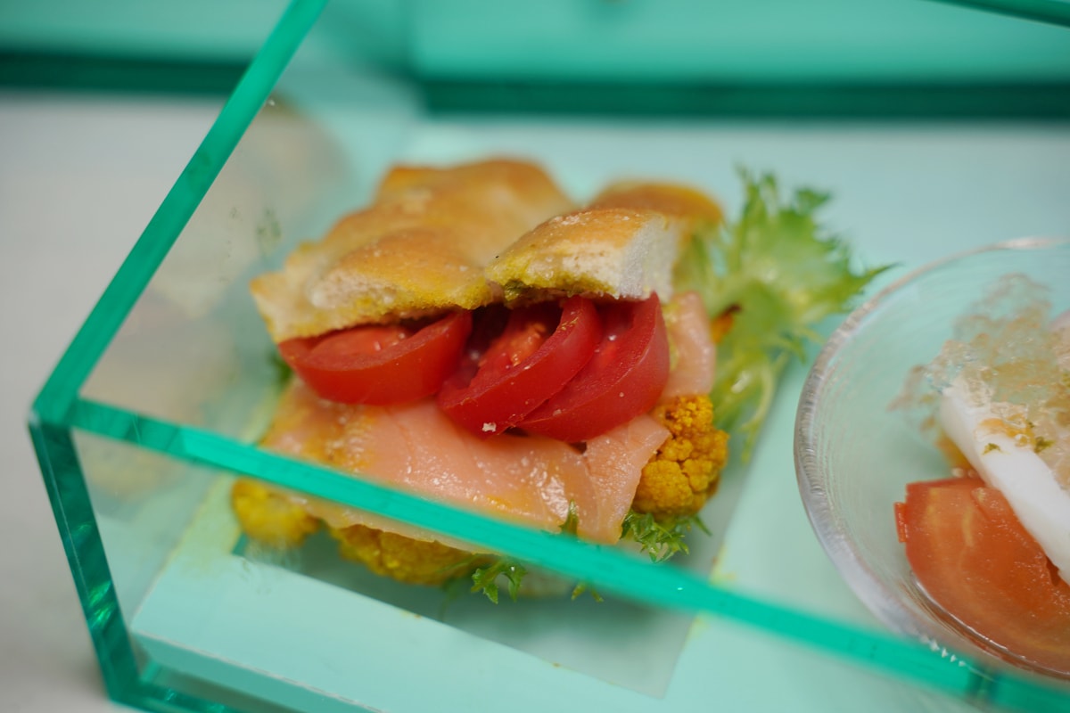 【海風號甜點列車開箱】透明珠寶餐盒夢幻登場 台中出發季節限定芋頭金沙馬卡龍 療癒系車廂超好拍