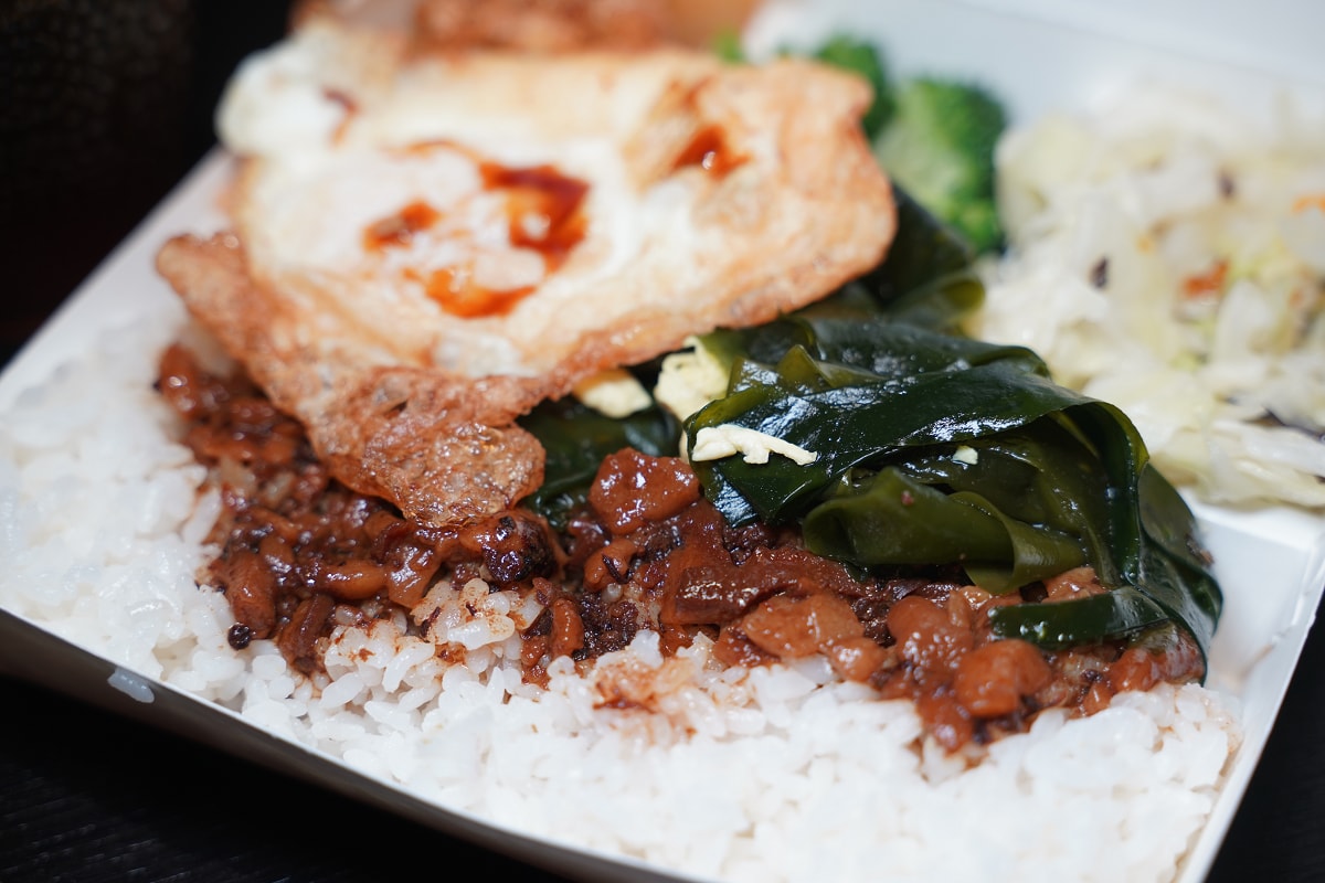 【享米飯堂】宜蘭大學美食推薦 宜蘭在地平價麵飯小吃便當 招牌必點自製川味麻辣雞/秘製酸辣雞