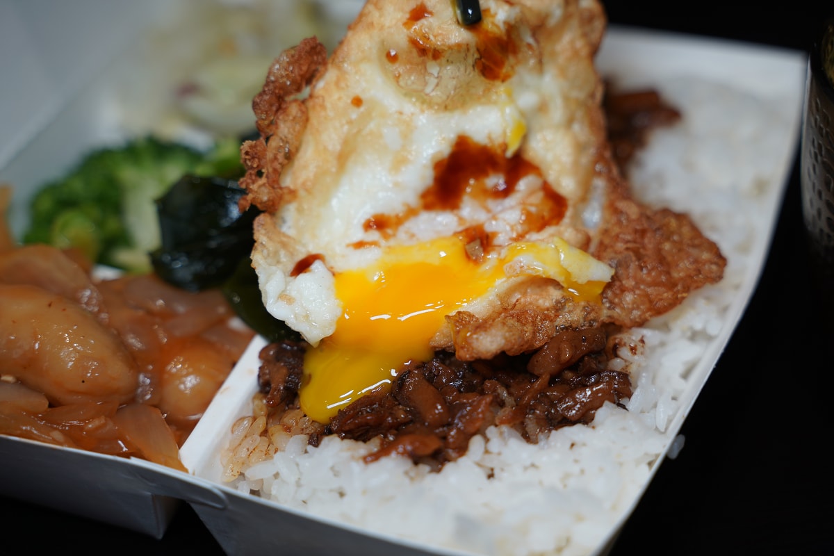 【享米飯堂】宜蘭大學美食推薦 宜蘭在地平價麵飯小吃便當 招牌必點自製川味麻辣雞/秘製酸辣雞