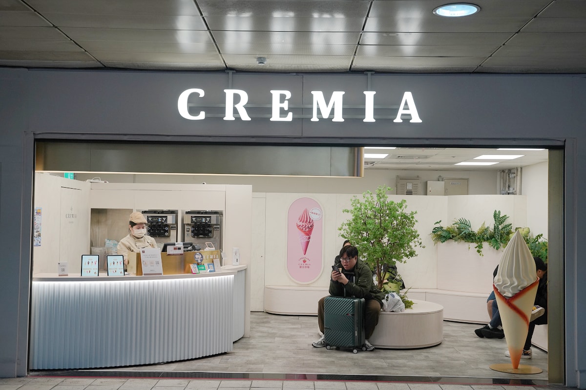 【CREMIA北海道冰淇淋之神西門店】台北西門町霜淇淋推薦 濃郁奶香+白色戀人脆餅 - 第1張圖 【CREMIA北海道冰淇淋之神西門店】台北西門町霜淇淋推薦 濃郁奶香+白色戀人脆餅