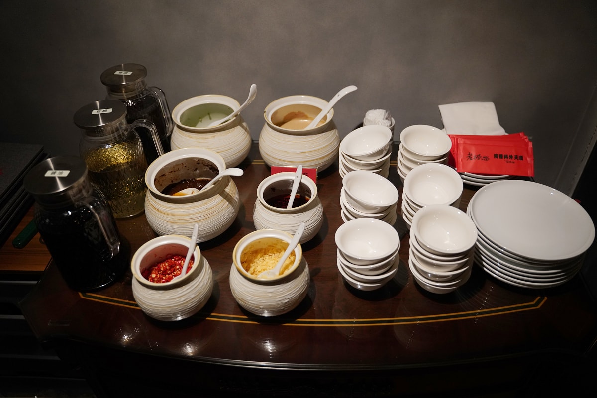 【老撈麻辣火鍋-順天外科醫院】大稻埕美食餐廳推薦 百年歷史日式老宅空間 沒預訂吃不到雞煲蟹鍋