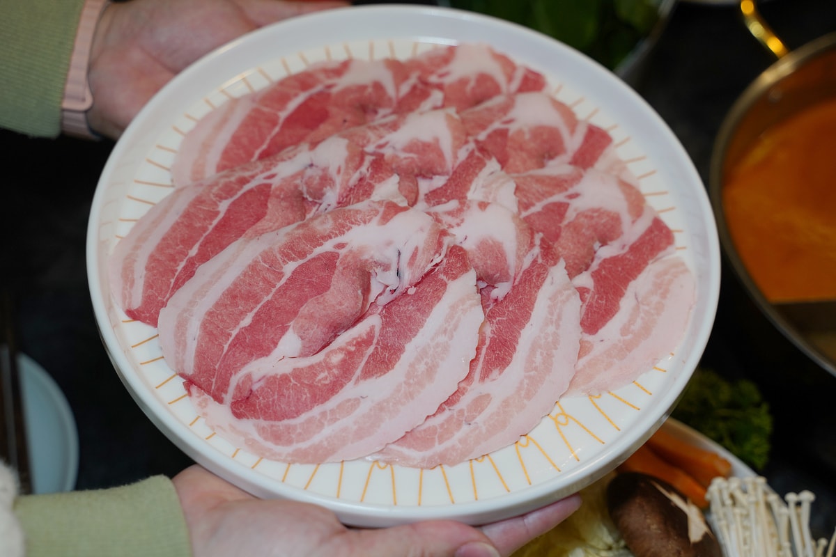 【老撈麻辣火鍋-順天外科醫院】大稻埕美食餐廳推薦 百年歷史日式老宅空間 沒預訂吃不到雞煲蟹鍋