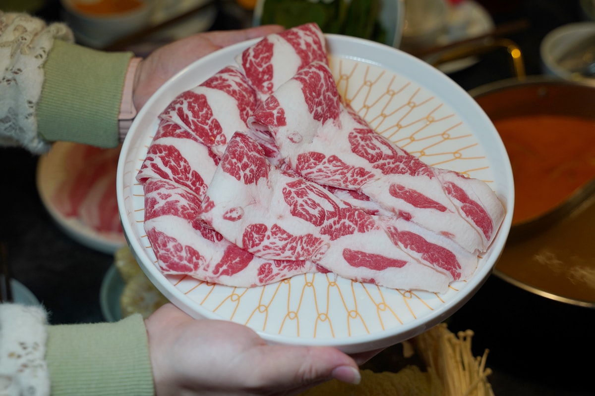 【老撈麻辣火鍋-順天外科醫院】大稻埕美食餐廳推薦 百年歷史日式老宅空間 沒預訂吃不到雞煲蟹鍋