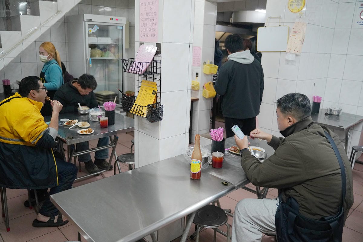 【陳記香菇肉粥 肉燥米粉湯】中和積穗夜市美食小吃宵夜推薦 濃郁湯頭可續湯 必點炸燒肉/切豬肺 - 第2張圖 【陳記香菇肉粥 肉燥米粉湯】中和積穗夜市美食小吃宵夜推薦 濃郁湯頭可續湯 必點炸燒肉/切豬肺
