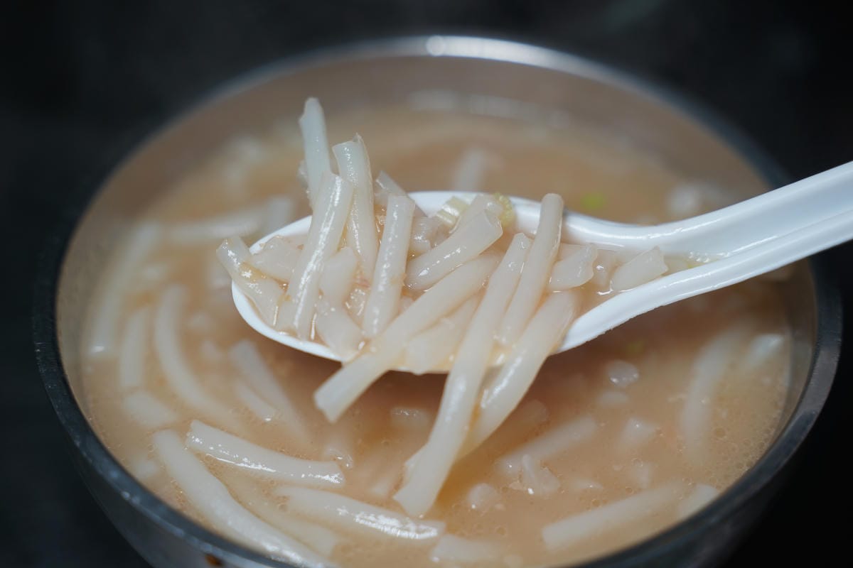 【陳記香菇肉粥 肉燥米粉湯】中和積穗夜市美食小吃宵夜推薦 濃郁湯頭可續湯 必點炸燒肉/切豬肺 - 第5張圖 【陳記香菇肉粥 肉燥米粉湯】中和積穗夜市美食小吃宵夜推薦 濃郁湯頭可續湯 必點炸燒肉/切豬肺