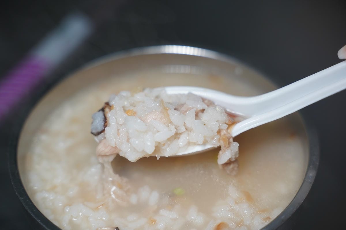 【陳記香菇肉粥 肉燥米粉湯】中和積穗夜市美食小吃宵夜推薦 濃郁湯頭可續湯 必點炸燒肉/切豬肺 - 第6張圖 【陳記香菇肉粥 肉燥米粉湯】中和積穗夜市美食小吃宵夜推薦 濃郁湯頭可續湯 必點炸燒肉/切豬肺
