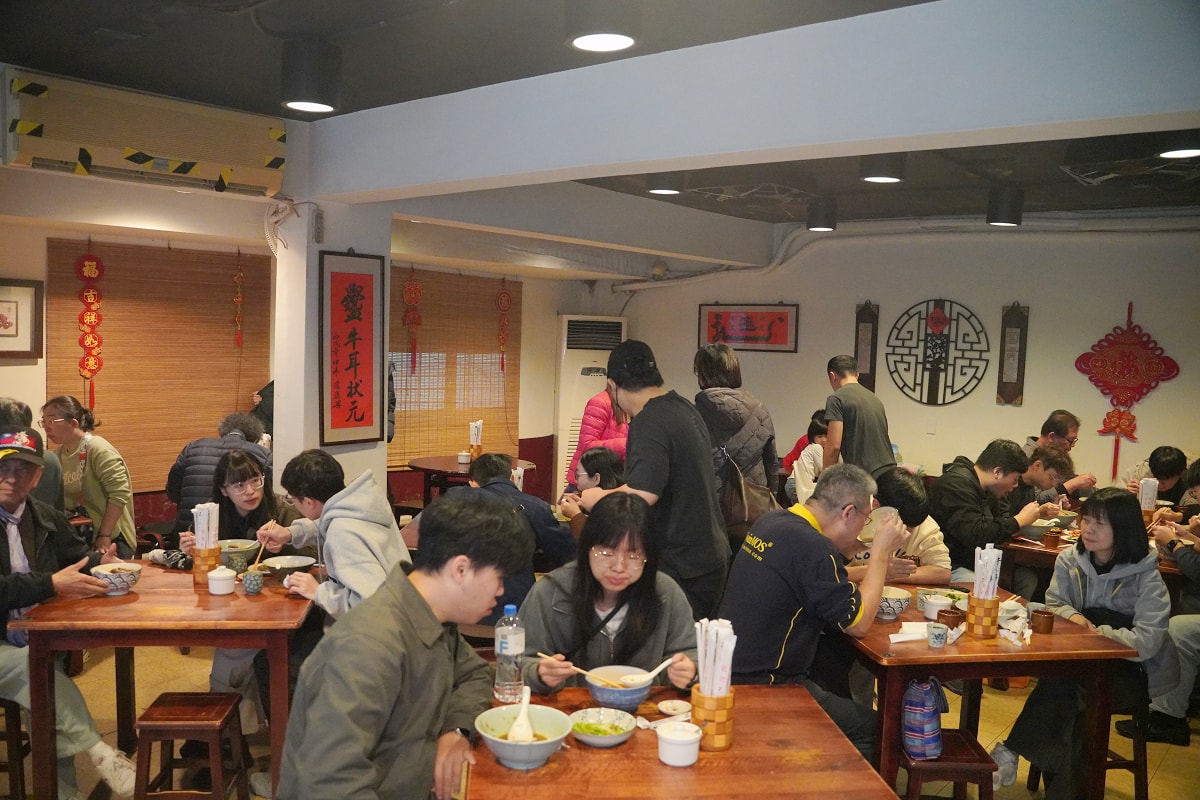 【牛耳精緻麵館】內湖牛肉麵推薦 黃仁勳最愛紅燒半筋半肉麵 內湖超人氣排隊美食 近捷運西湖站