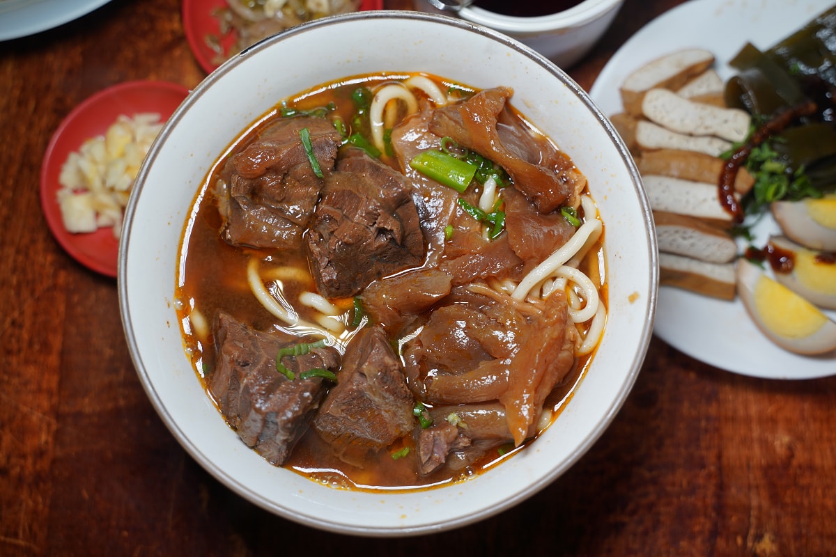 【牛耳精緻麵館】內湖牛肉麵推薦 黃仁勳最愛紅燒半筋半肉麵 內湖超人氣排隊美食 近捷運西湖站