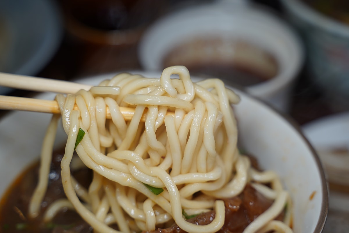 【牛耳精緻麵館】內湖牛肉麵推薦 黃仁勳最愛紅燒半筋半肉麵 內湖超人氣排隊美食 近捷運西湖站