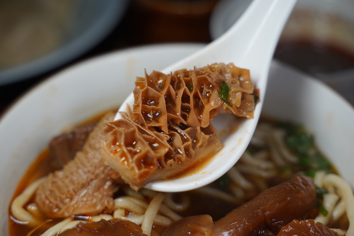 【牛耳精緻麵館】內湖牛肉麵推薦 黃仁勳最愛紅燒半筋半肉麵 內湖超人氣排隊美食 近捷運西湖站