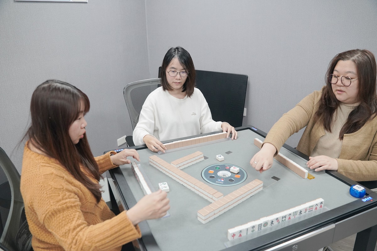 【來都來了自助桌遊】中壢24H桌遊店推薦 全新開幕買1小時送1小時 包廂式獨立空間自動麻將桌