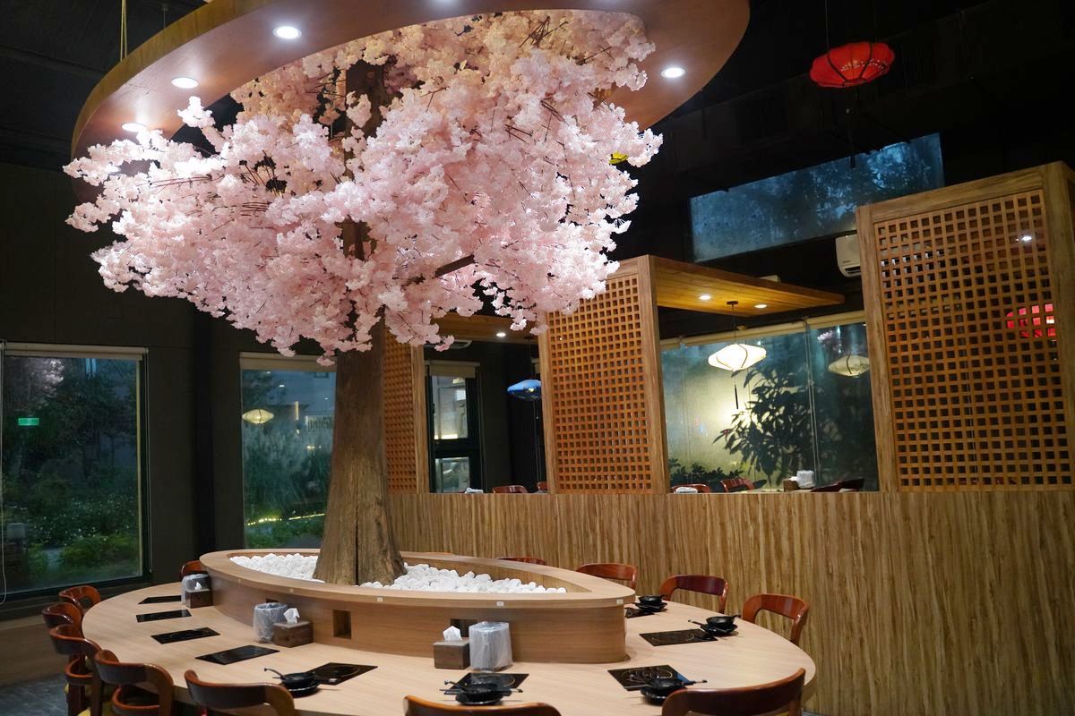 【魚路小棧精緻鍋物】金山火鍋半自助吃到飽 網美用餐環境寬敞唱歌包廂 免費停車木造庭園餐廳