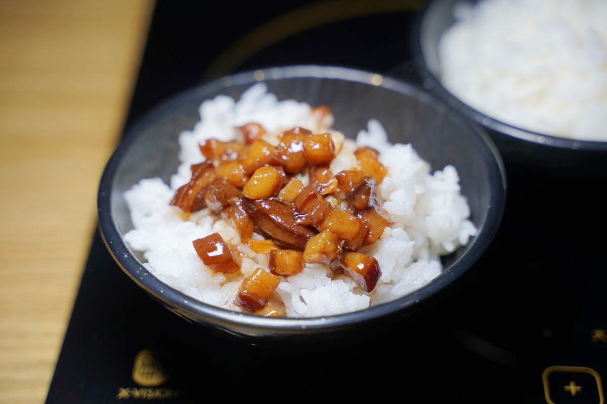【魚路小棧精緻鍋物】金山火鍋半自助吃到飽 網美用餐環境寬敞唱歌包廂 免費停車木造庭園餐廳