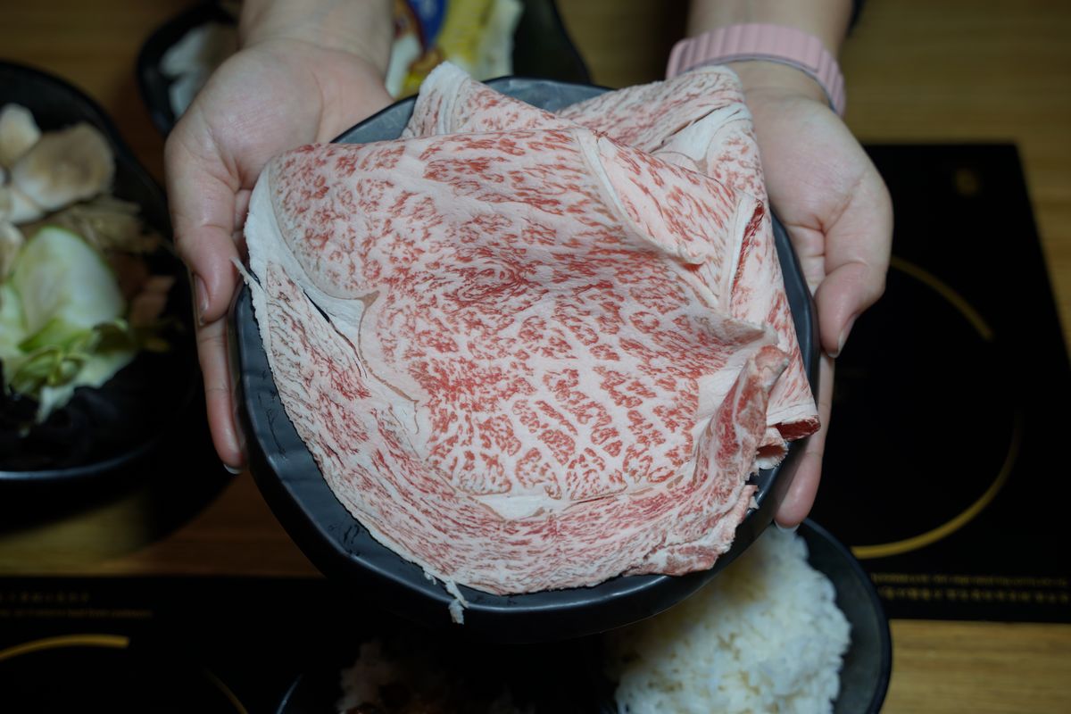 【魚路小棧精緻鍋物】金山火鍋半自助吃到飽 網美用餐環境寬敞唱歌包廂 免費停車木造庭園餐廳