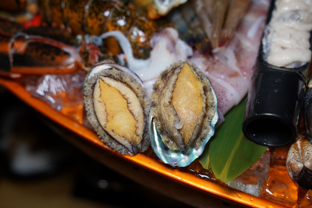【魚路小棧精緻鍋物】金山火鍋半自助吃到飽 網美用餐環境寬敞唱歌包廂 免費停車木造庭園餐廳