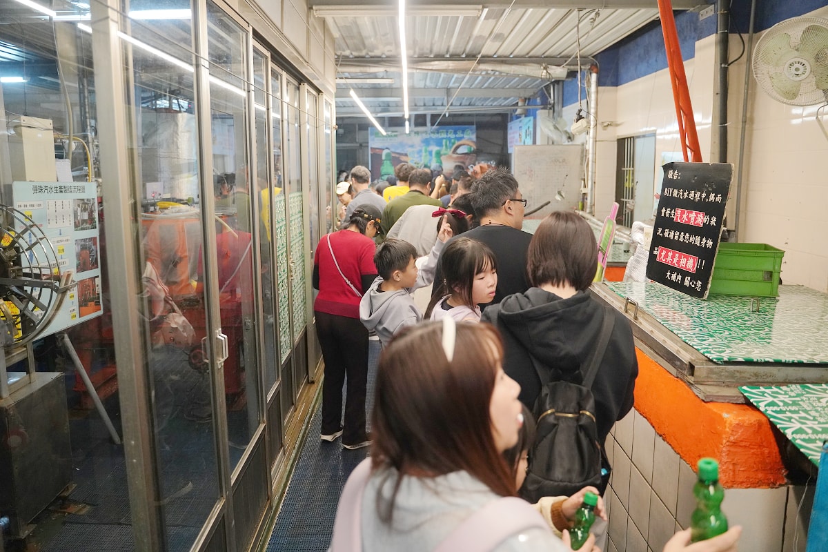 【大補內彈珠汽水觀光工廠】苗栗銅鑼親子室內景點推薦 預約制套裝行程 彈珠汽水DIY無限暢飲