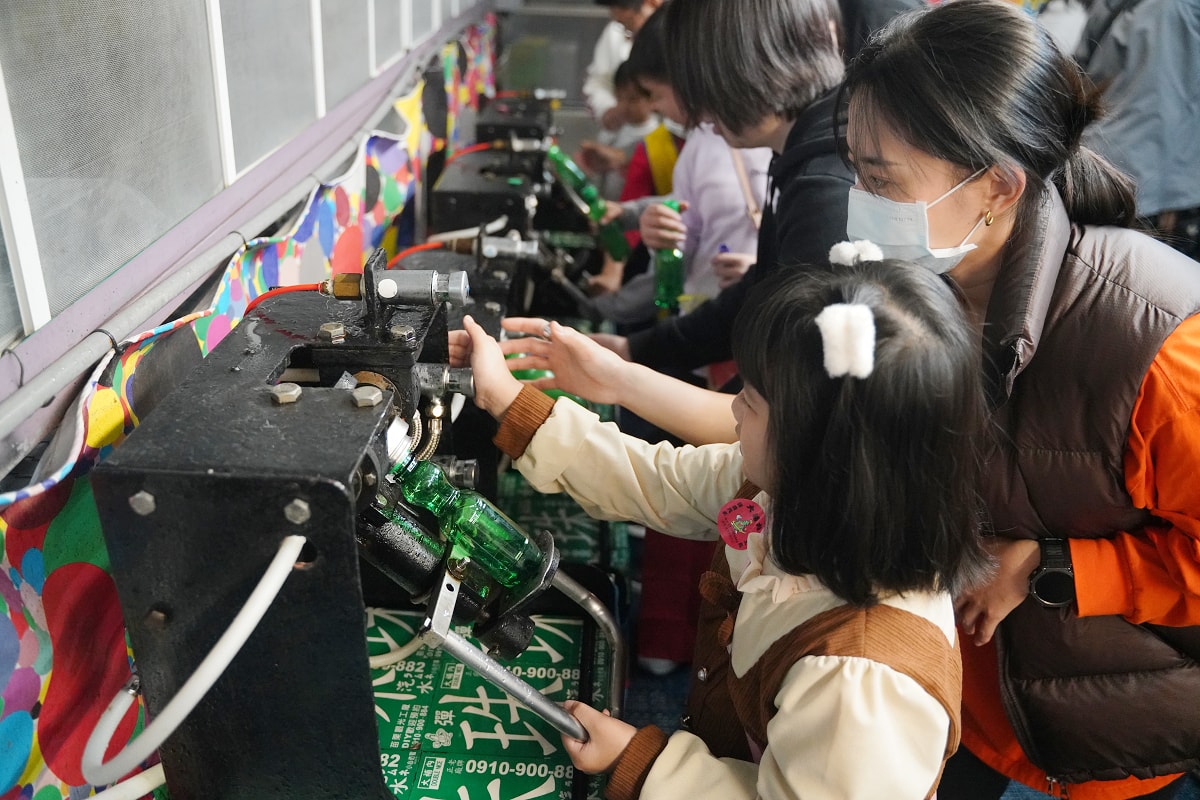 【大補內彈珠汽水觀光工廠】苗栗銅鑼親子室內景點推薦 預約制套裝行程 彈珠汽水DIY無限暢飲